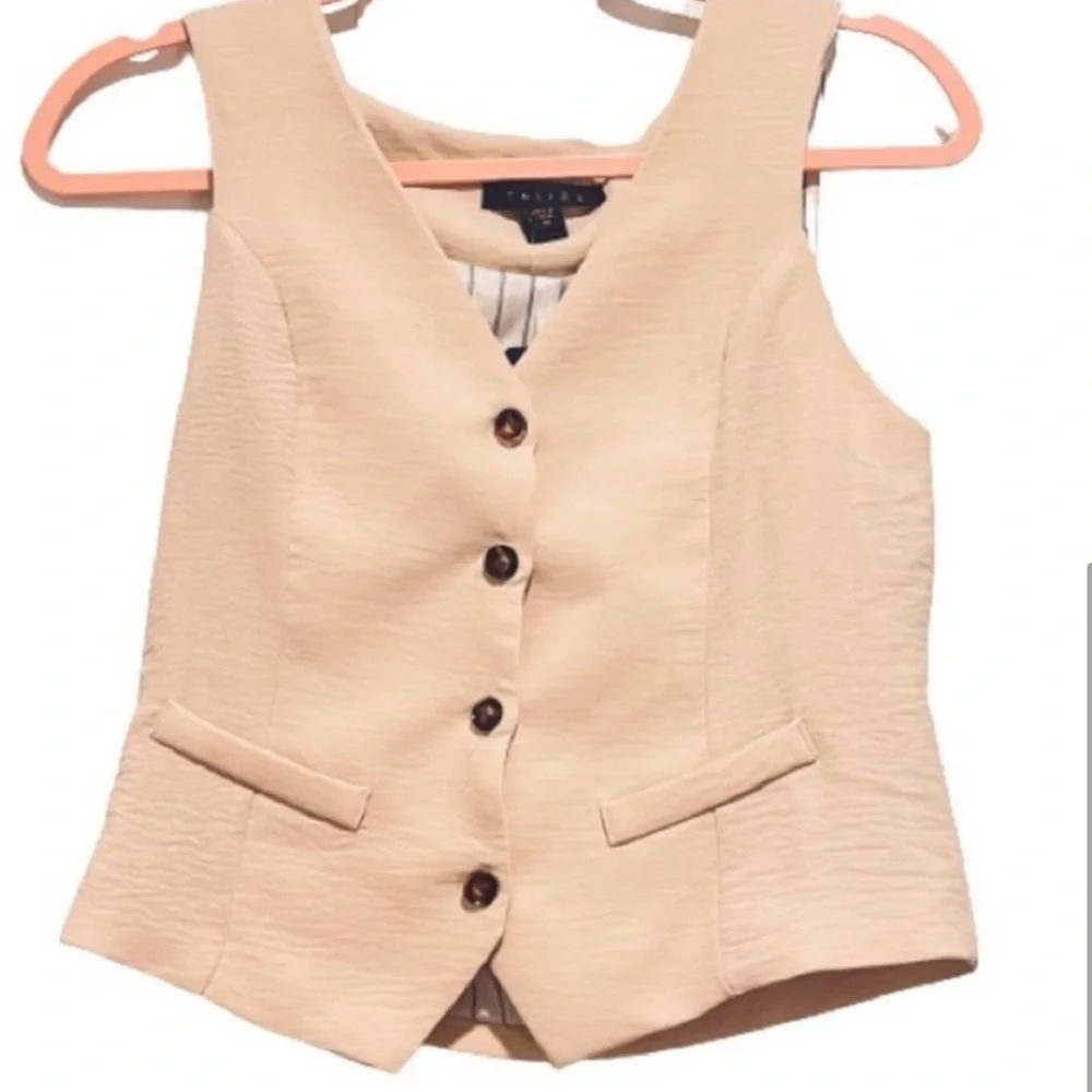 NWT- Trending Woven's V-Neck Sleeveless Pocketed Button Front Vest - Picture 2 of 6